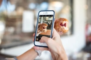 Selfie mit Handy eines Influencers