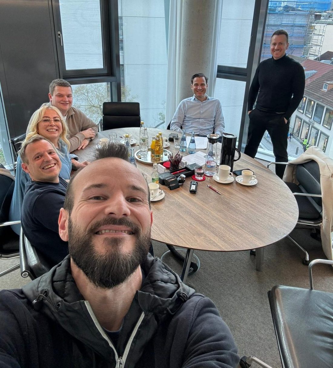 Das UPON-Team am Besprechungstisch in Stuttgart